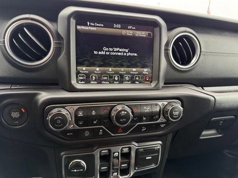 Used 2018 Jeep Wrangler Unlimited Sahara AWD/4WD image 38