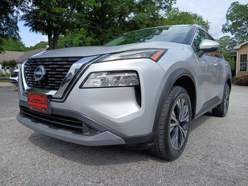 Used 2022 Nissan Rogue SV FWD image 2