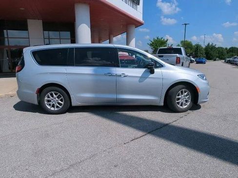 Certified 2024 Chrysler Pacifica Touring-L FWD image 14