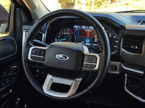 Used 2024 Ford Expedition XLT image 22