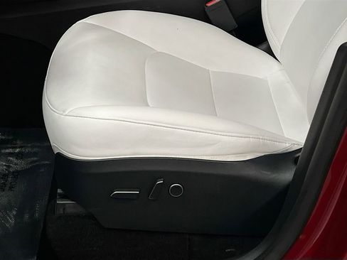Used 2024 Tesla Model Y Long Range AWD/4WD image 19