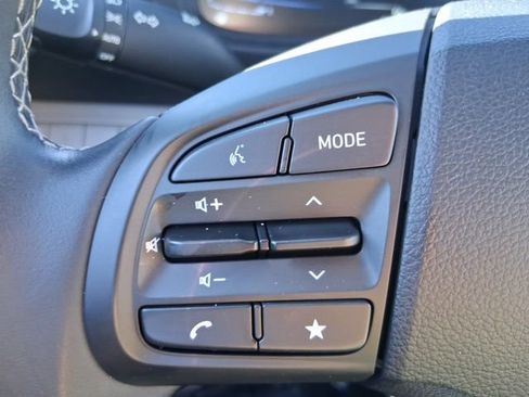 Used 2025 Hyundai Venue SEL image 19