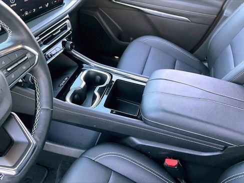 Used 2025 Chevrolet Traverse LT image 14