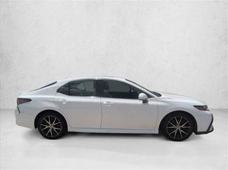 Used 2022 Toyota Camry SE FWD video 4
