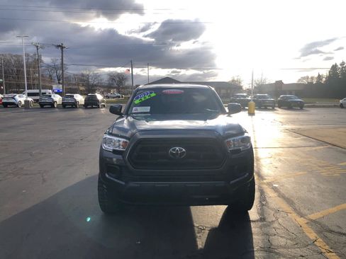 Certified 2022 Toyota Tacoma SR image 5