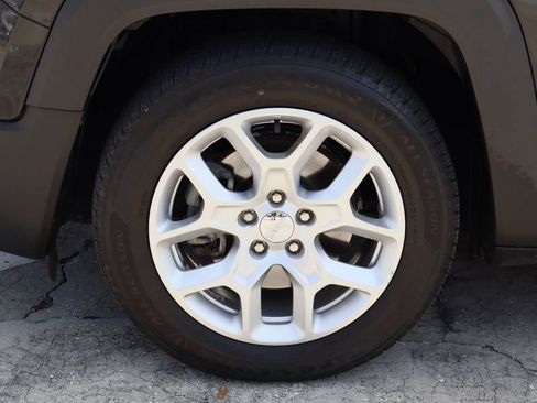 Used 2017 Jeep Renegade Latitude FWD image 30