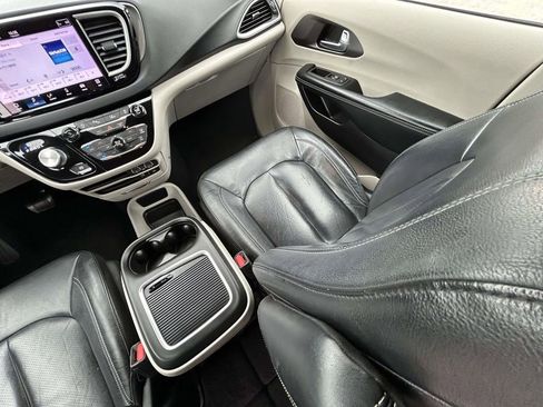 Used 2022 Chrysler Pacifica Touring-L FWD image 15