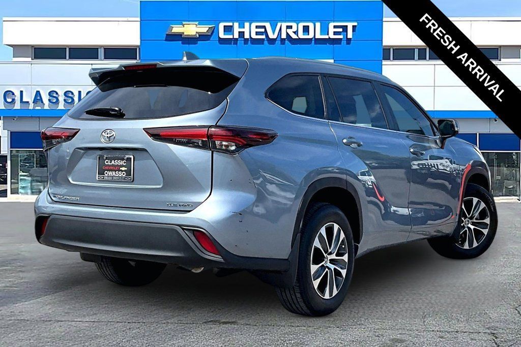 Used 2024 Toyota Highlander XLE AWD/4WD image 19
