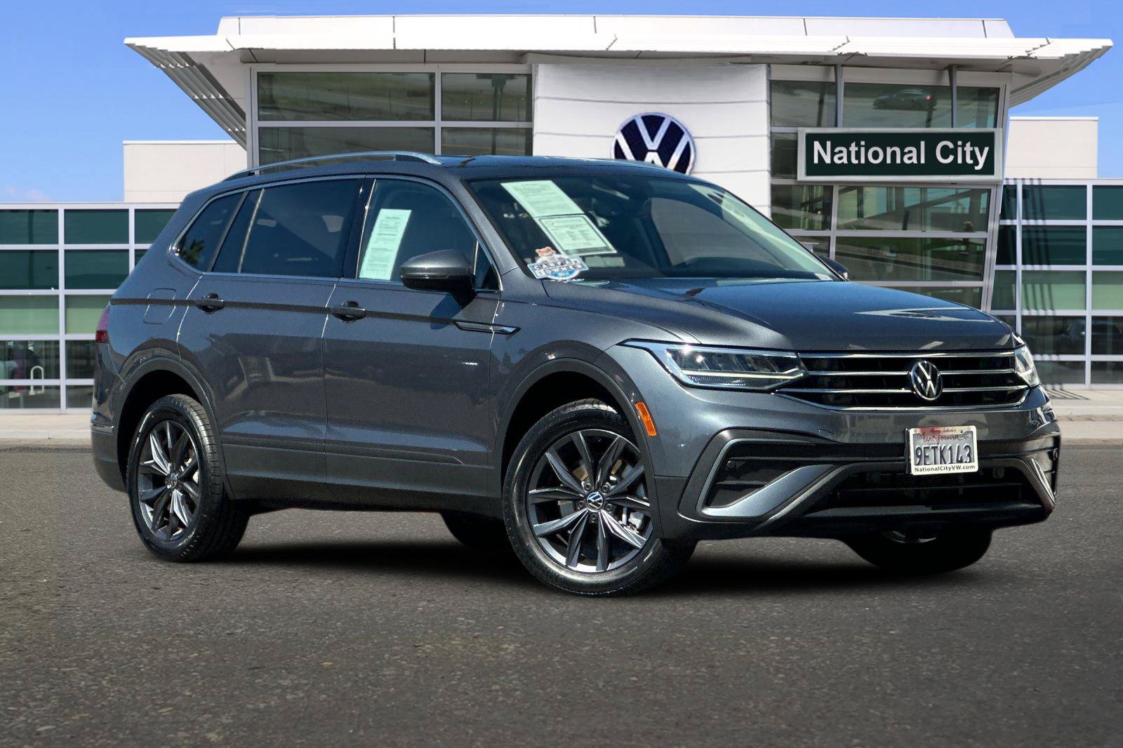 Used 2023 Volkswagen Tiguan SE FWD image 2