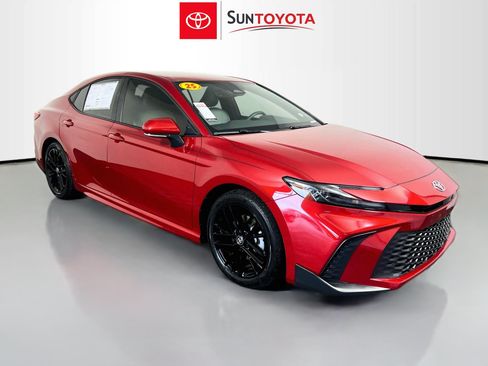 Used 2025 Toyota Camry SE w/ Convenience Package FWD image 1