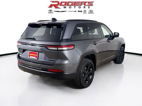 Used 2025 Jeep Grand Cherokee Limited w/ Luxury Tech Group II AWD/4WD image 8