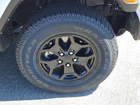 Used 2022 Jeep Gladiator Sport image 10