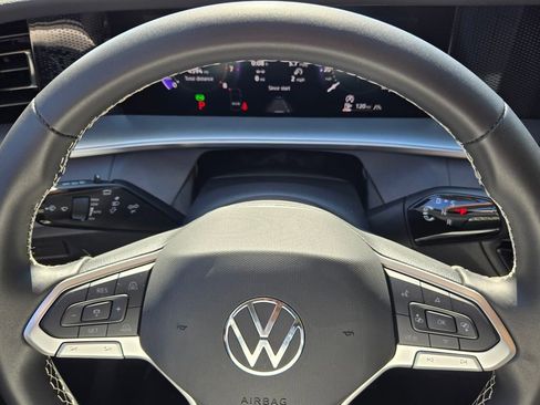 Certified 2025 Volkswagen Tiguan SE w/ Panoramic Sunroof Package AWD/4WD image 24