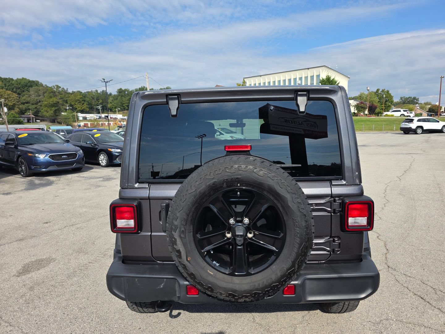 Used 2021 Jeep Wrangler Unlimited Sahara AWD/4WD image 4
