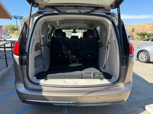 Used 2017 Chrysler Pacifica Touring-L w/ Tire & Wheel Group FWD image 25