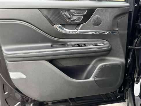 Used 2023 Lincoln Corsair FWD image 12