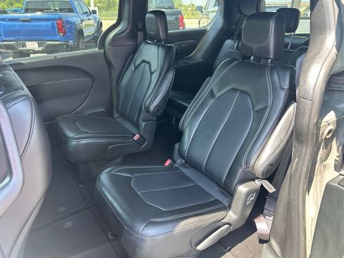 Used 2025 Chrysler Pacifica Select FWD image 32