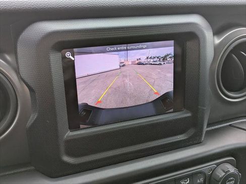 Used 2021 Jeep Gladiator Sport image 15