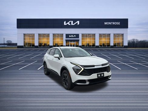 Used 2025 Kia Sportage LX image 3