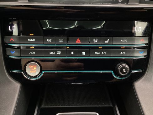 Used 2018 Jaguar F-PACE Premium image 36