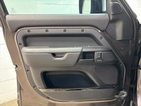 Used 2025 Land Rover Defender 110 image 25