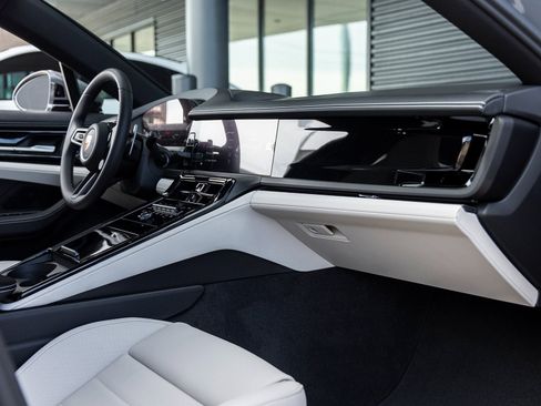 Certified 2025 Porsche Panamera 4 image 45