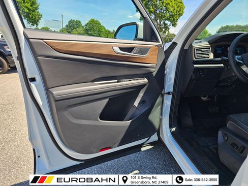 Used 2024 Volkswagen Atlas SE w/ Panoramic Sunroof Package FWD image 13