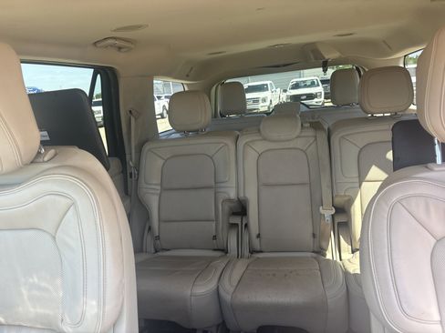 Used 2018 Lincoln Navigator Select w/ Technology Package RWD image 10