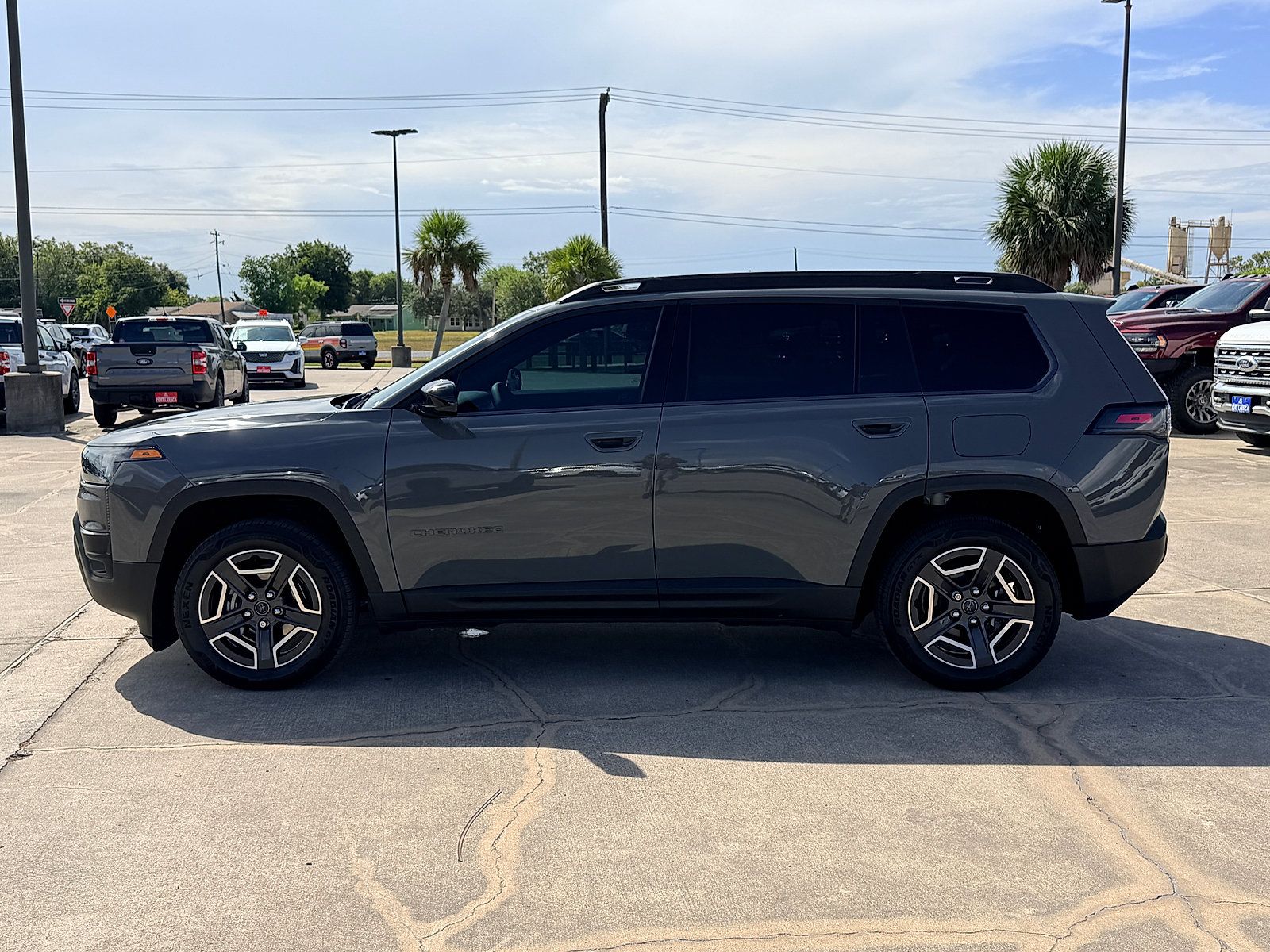 Used 2026 Jeep Cherokee Laredo AWD/4WD image 4