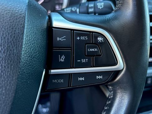 Used 2023 Toyota Highlander XLE image 16