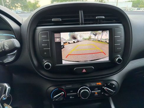 Used 2025 Kia Soul LX w/ LX Technology Package FWD image 11
