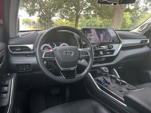 Used 2024 Toyota Highlander Platinum FWD image 13