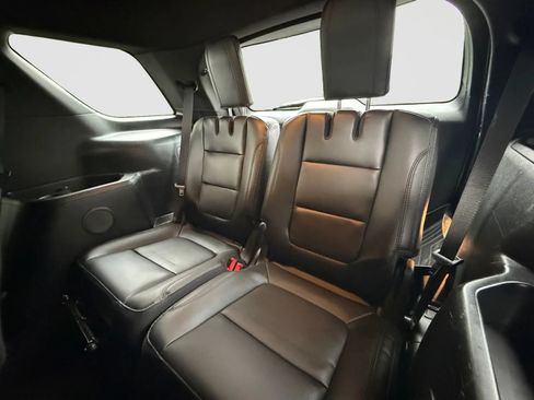 Used 2017 Ford Explorer XLT w/ Equipment Group 202A AWD/4WD image 16
