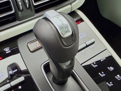 Certified 2025 Porsche Macan AWD/4WD image 22