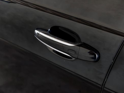 Used 2017 Bentley Bentayga image 45