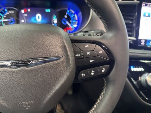 Used 2022 Chrysler Pacifica Touring-L w/ Uconnect Theater Family Group image 26