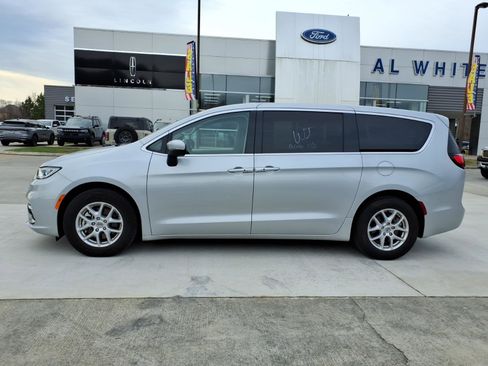 Used 2023 Chrysler Pacifica Touring-L image 2