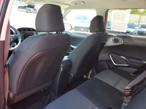 Used 2025 Kia Soul LX w/ LX Technology Package FWD image 9