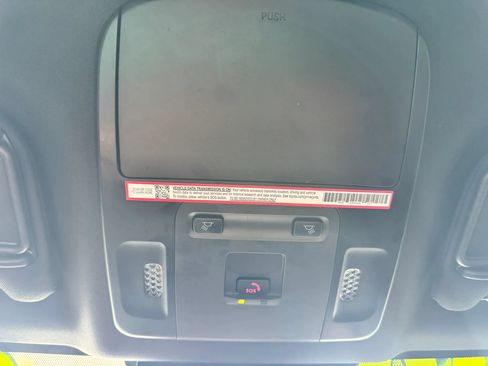 Used 2025 Toyota Camry SE w/ Convenience Package FWD image 16