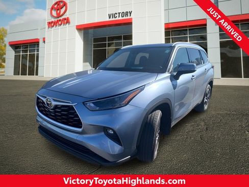 Used 2022 Toyota Highlander XLE AWD/4WD image 1