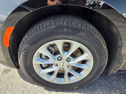 Used 2025 Chrysler Pacifica Select AWD/4WD image 19