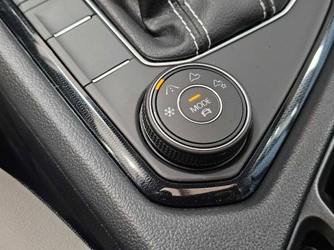 New 2025 Volkswagen Taos SE image 31