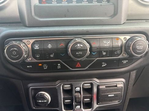 Used 2019 Jeep Wrangler Unlimited Sahara w/ Cold Weather Group AWD/4WD image 10