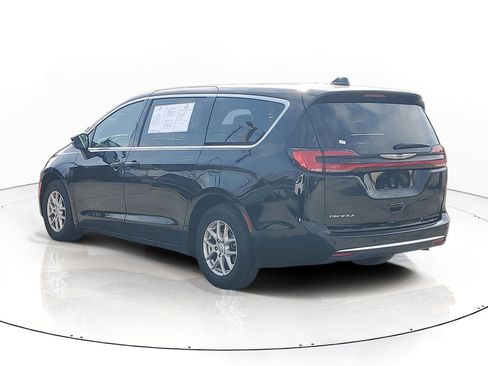 Used 2025 Chrysler Pacifica Select FWD image 3