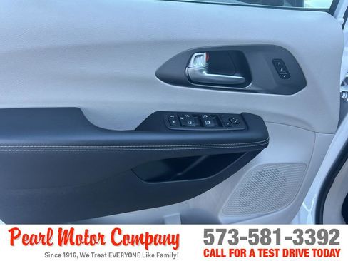 Used 2024 Chrysler Pacifica Touring-L FWD image 9