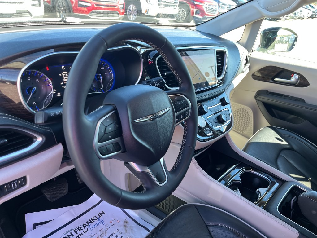 Used 2024 Chrysler Pacifica Limited FWD image 14