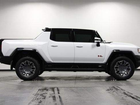 Used 2025 GMC Hummer EV 2X w/ LPO, Sport Package AWD/4WD image 3