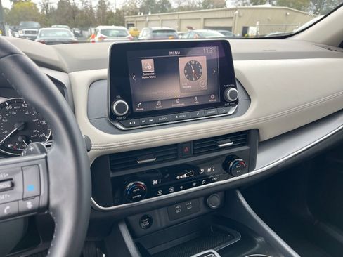 Used 2025 Nissan Rogue SV image 17