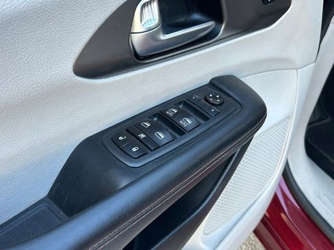 Certified 2020 Chrysler Pacifica Touring-L image 40