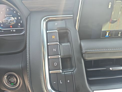 Used 2022 Chevrolet Tahoe Z71 w/ Luxury Package image 23